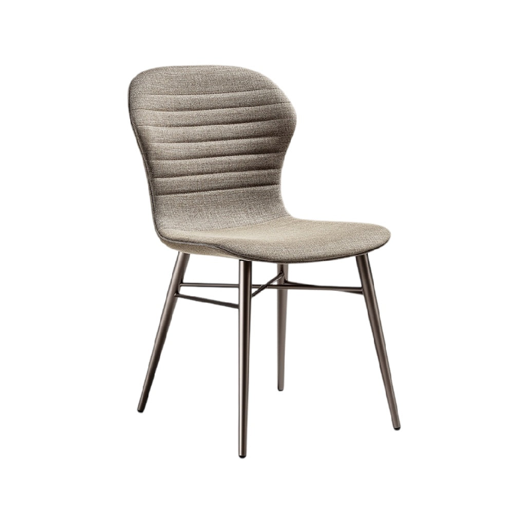 **Analyse d'une chaise moderne à dossier structuré et pieds en métal**